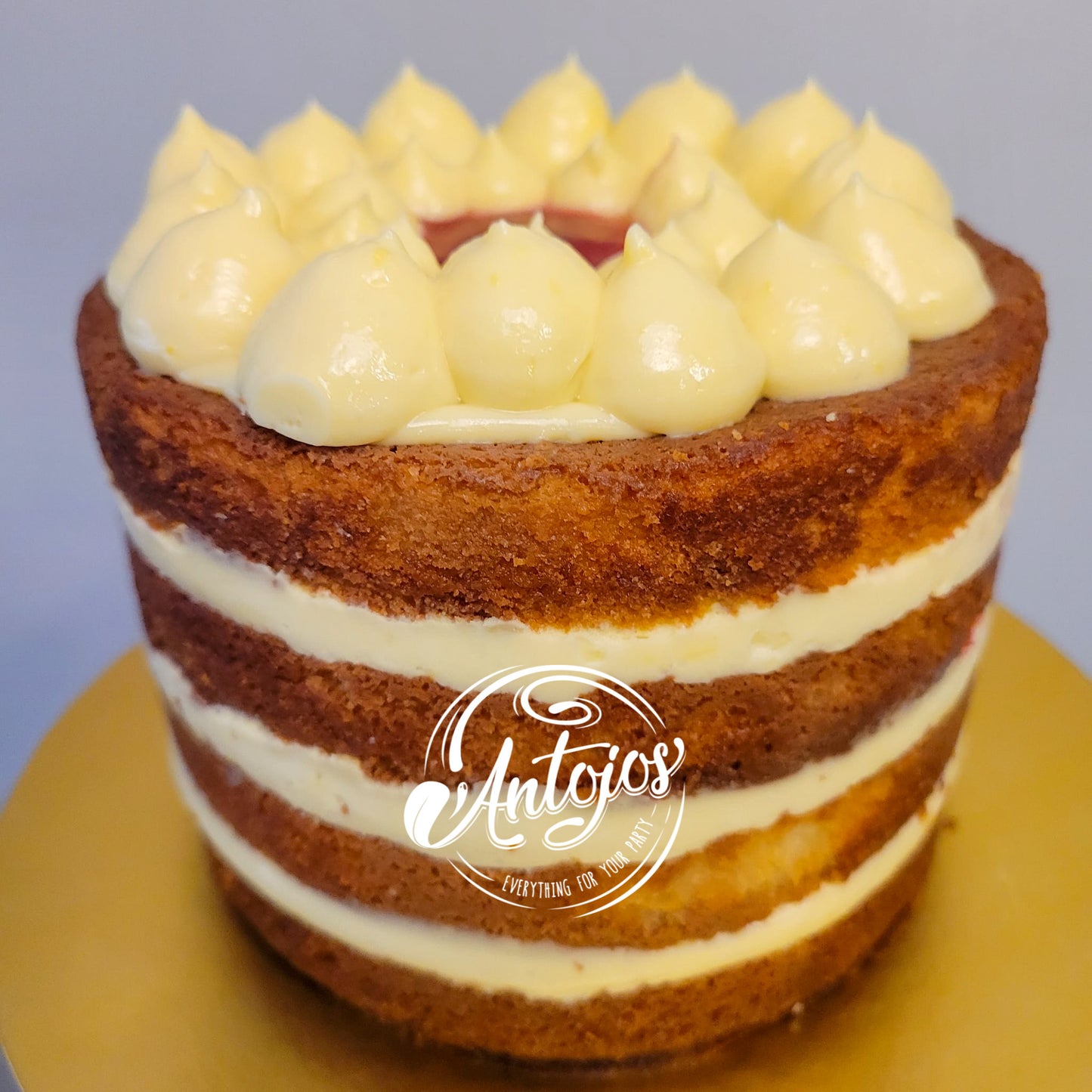Torta de Vainilla relleno con Crema Pastelera y confitura de Fresa 6inch (Sin Cobertura/ONLY PICK UP)