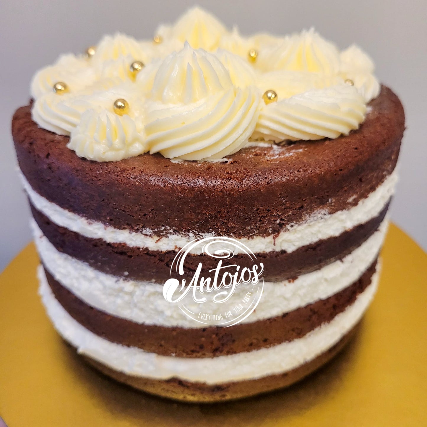 Torta de Chocolate relleno con Crema Chantilly y Confitura de Fresa 6inch (Sin Cobertura/ONLY PICK UP)