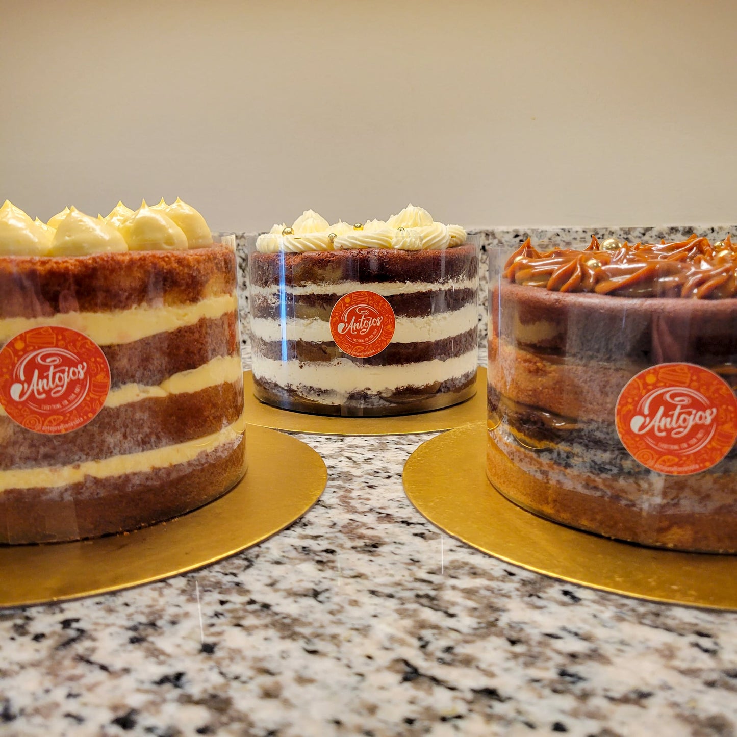 Torta de Chocolate relleno con Crema Chantilly y Confitura de Fresa 6inch (Sin Cobertura/ONLY PICK UP)