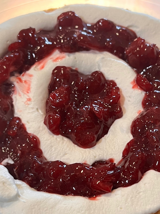 Torta de Chocolate, con crema Chantilly y Confitura de Fresa, con tope de crema de mantequilla / Chocolate cake, with Chantilly and Strawberry Jam. Covered with buttercream