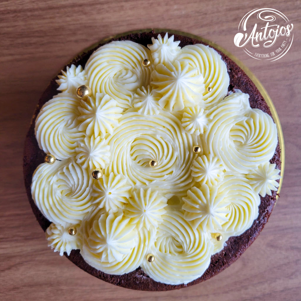 Torta de Chocolate, con crema Chantilly y Confitura de Fresa, con tope de crema de mantequilla / Chocolate cake, with Chantilly and Strawberry Jam. Covered with buttercream