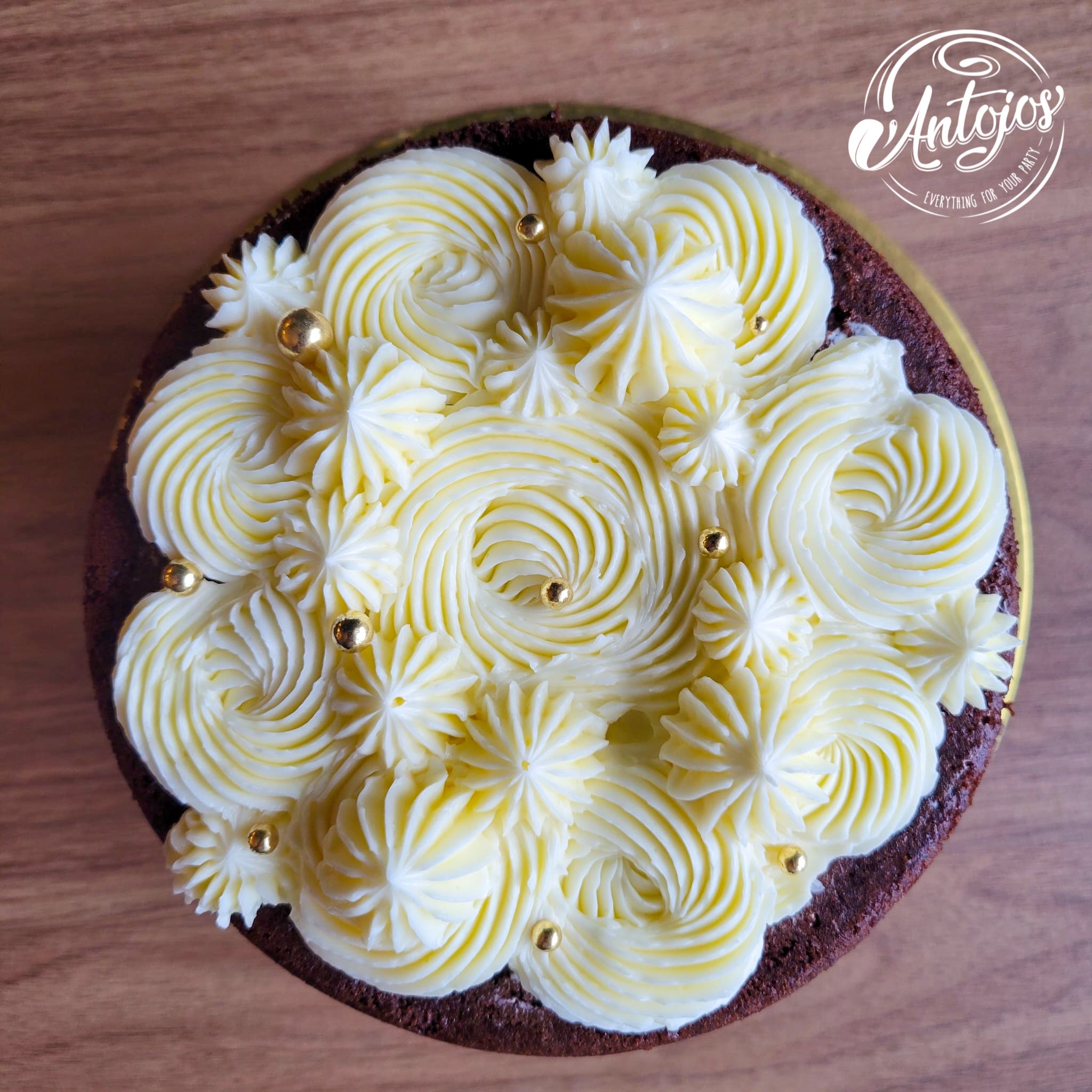 Torta de Chocolate, con crema Chantilly y Confitura de Fresa, con tope de crema de mantequilla / Chocolate cake, with Chantilly and Strawberry Jam. Covered with buttercream